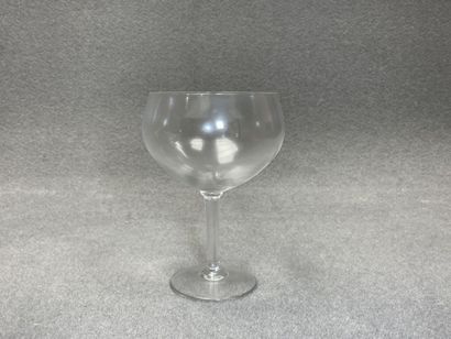 Neuf verres à dégustation. 
H. :18 cm.