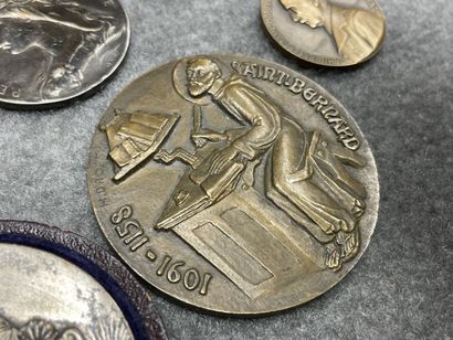 Onze médailles en bronze. 
D. : de 3 à 7...