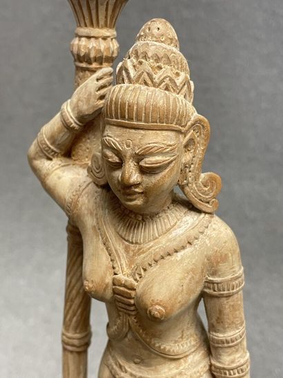 Sculpture en bois figurant une indienne et...
