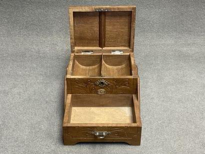 Petit coffret à compartiments en bois sculpté,...