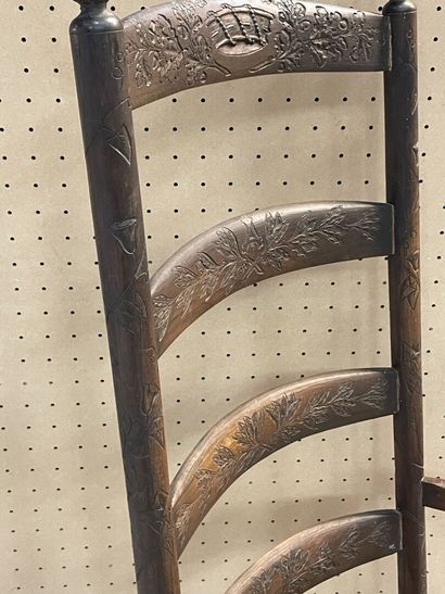 Fauteuil à bascule en bois sculpté d'une...