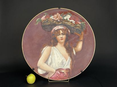 C.Charrier. 
Grand plat à décor d'élégante....