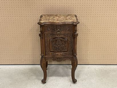 Chevet en bois sculpté dessus marbre. 
88...