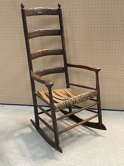 Fauteuil à bascule en bois sculpté d'une...