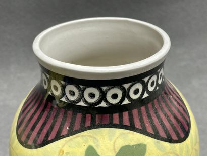 Villeroy et Boch. 
Paire de vases en faïence...