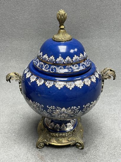 Paire d'urnes en faience monture en bronze....