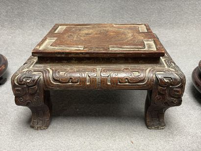 Lot de socles asiatique en bois. 
H. : de...