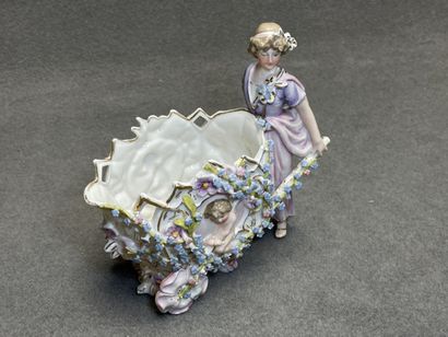 Femmes au chariot de fleurs. 
Deux statuettes...