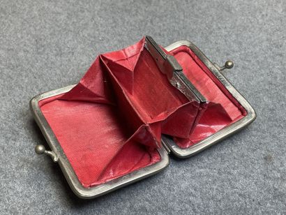 lot de cinq objets de vitrine : porte- monnaies...