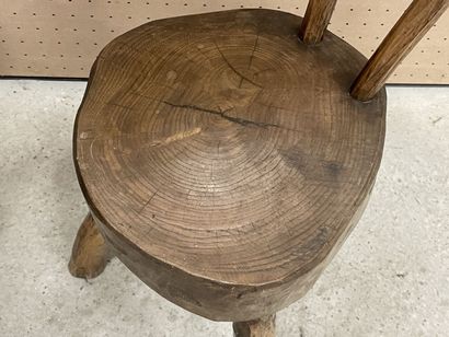 Paire de chaises tripodes en bois brut. 
H....