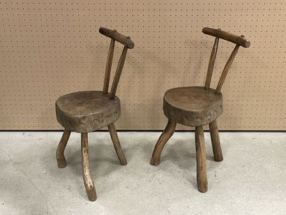 Paire de chaises tripodes en bois brut. 
H....