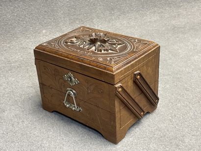 Petit coffret à compartiments en bois sculpté,...