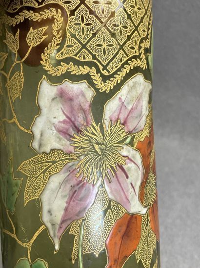 Paire de vases en verre émaillé vers 1900....