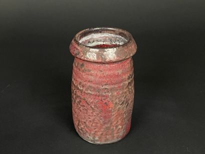 Vase en grès rouge. 
H. :15 cm. 
Petit f...