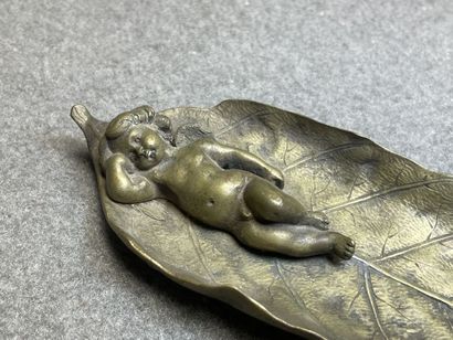 lot comprenant deux coupe-papiers en bronze,...