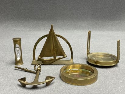 Instruments de marine en laiton. 
H. : de...