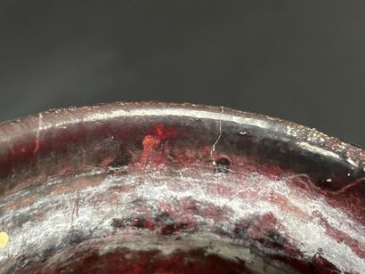 Vase en grès rouge. 
H. :15 cm. 
Petit f...