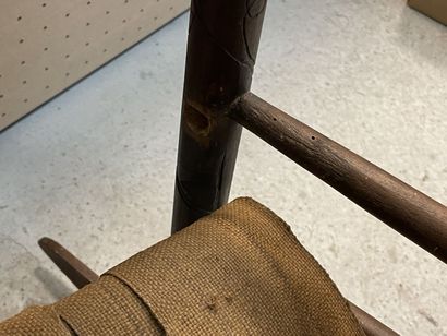 Fauteuil à bascule en bois sculpté d'une...