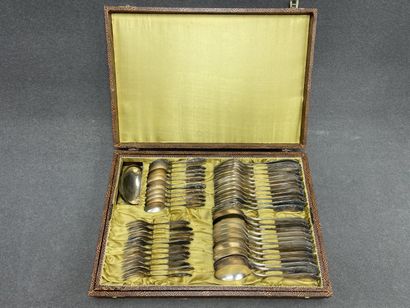 Ménagère de couverts en métal argenté comprenant
-...
