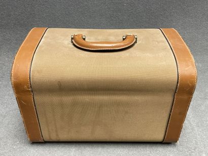 LANCEL: vanity case. 
24 x 35 x 22 cm. 
usagé
...