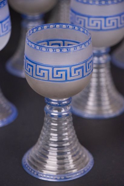 DUROBOR. 
Vingt et un verres à liqueur. 
H....