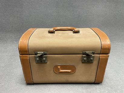 LANCEL: vanity case. 
24 x 35 x 22 cm. 
usagé
...