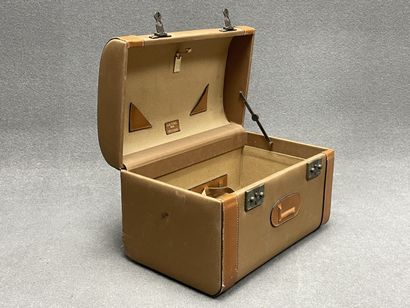 LANCEL: vanity case. 
24 x 35 x 22 cm. 
usagé
...