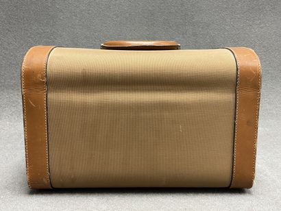 LANCEL: vanity case. 
24 x 35 x 22 cm. 
usagé
...