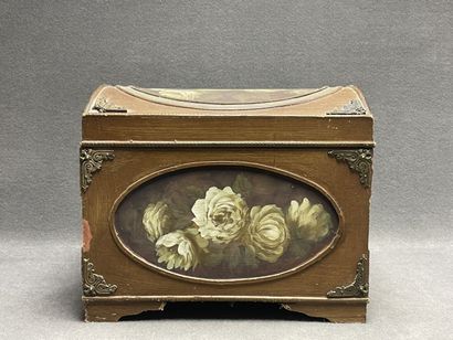 Coffret bombé à décor peint de roses.
40...