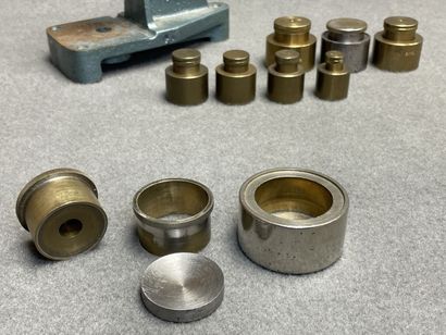 Presse à recouvrir des boutons avec huit...