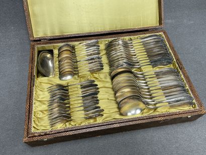 Ménagère de couverts en métal argenté comprenant
-...