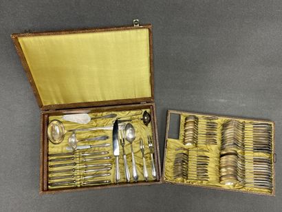 Ménagère de couverts en métal argenté comprenant
-...