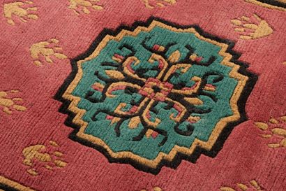 Tapis en laine à fond vieux rose à décor...