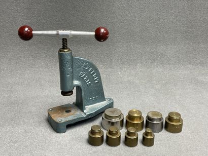Presse à recouvrir des boutons avec huit...
