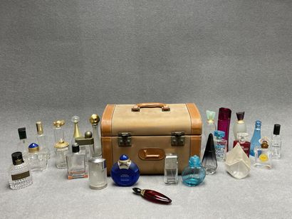 LANCEL: vanity case. 
24 x 35 x 22 cm. 
usagé
...