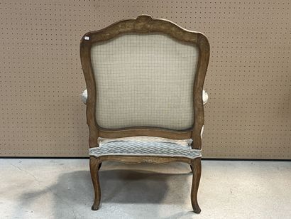 Fauteuil en bois sculpté, dossier à la Reine.
Style...