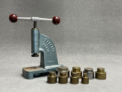Presse à recouvrir des boutons avec huit...