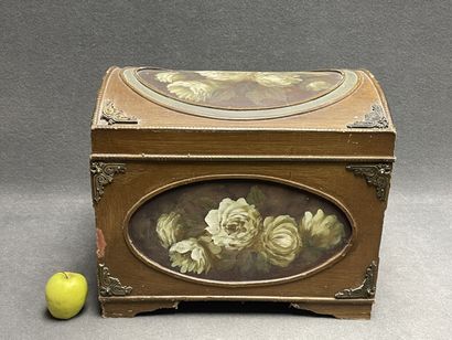 Coffret bombé à décor peint de roses.
40...