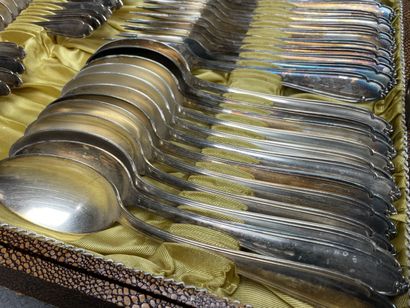 Ménagère de couverts en métal argenté comprenant
-...