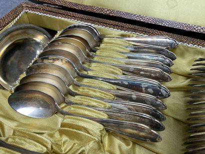 Ménagère de couverts en métal argenté comprenant
-...