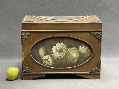 Coffret bombé à décor peint de roses.
40...