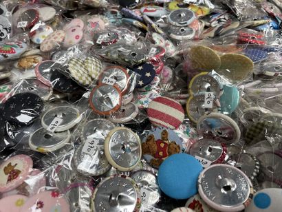 Important lot de boutons recouverts de t...