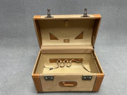 LANCEL: vanity case. 
24 x 35 x 22 cm. 
usagé
...