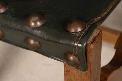 Six chaises en noyer.
Style du XVIe siècle
H....