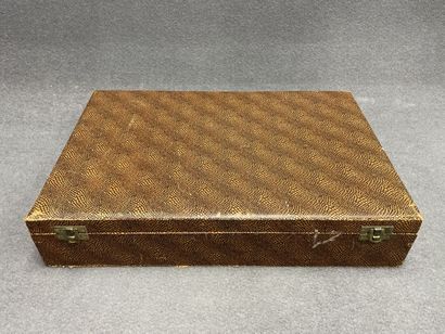 Ménagère de couverts en métal argenté comprenant
-...