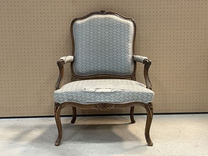 Fauteuil en bois sculpté, dossier à la Reine.
Style...
