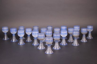 DUROBOR. 
Vingt et un verres à liqueur. 
H....