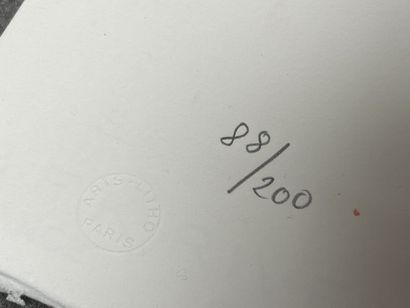 Lot de trois lithographies modernes, dont
-...