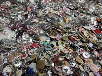 Important lot de boutons recouverts de t...