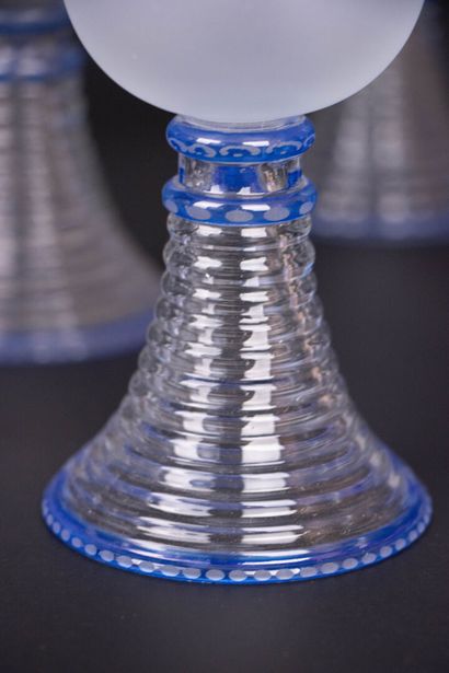 DUROBOR. 
Vingt et un verres à liqueur. 
H....